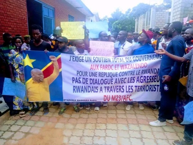 Les jeunes d'Uvira conduits par le Citoyen André Byadunia Mashaka Se disent prêts à prendre les armes afin d'étouffer les ambitions de Kigali.